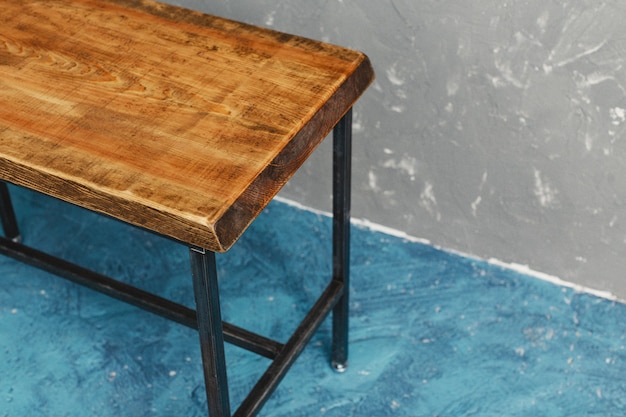 Klassischer Holztisch aus Möbelfabrik mit rohem und originalem Premium-Holzschnitt