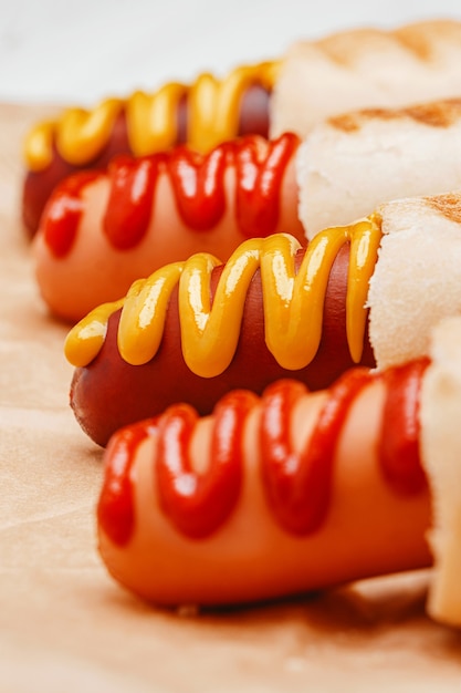 Klassischer Hot Dog mit Senf und Ketchup