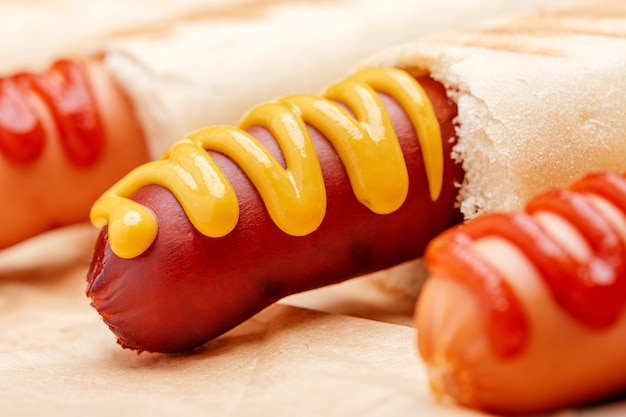 Klassischer Hot Dog mit Senf und Ketchup