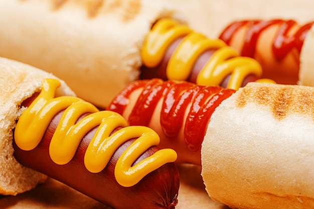 Klassischer Hot Dog mit Senf und Ketchup