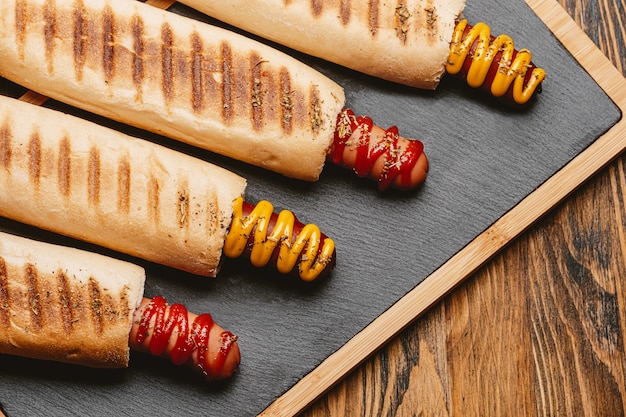 Klassischer Hot Dog mit Senf und Ketchup