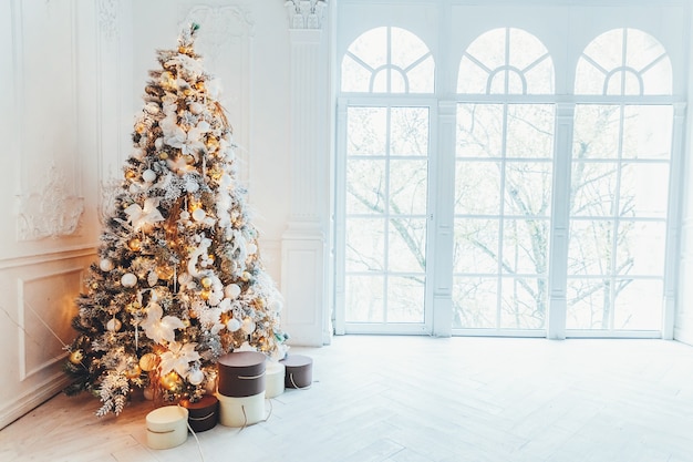 Klassischer Innenraum des weihnachtlichen Neujahrs dekoriert mit Neujahrsbaum