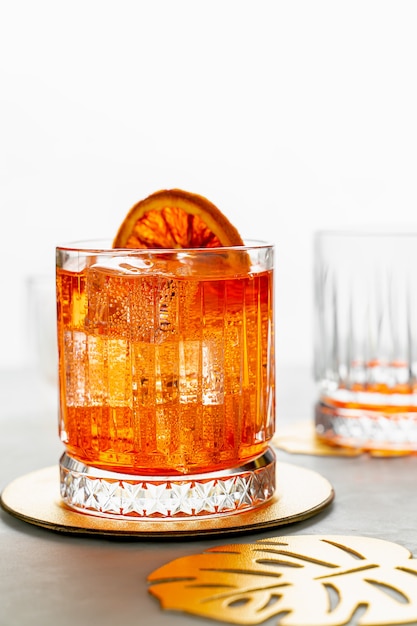 Foto klassischer italienischer aperol spritz-cocktail. detailansicht, hochformat