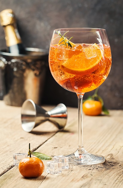 Klassischer italienischer Aperol Spritz Cocktail in Glas auf Holztisch