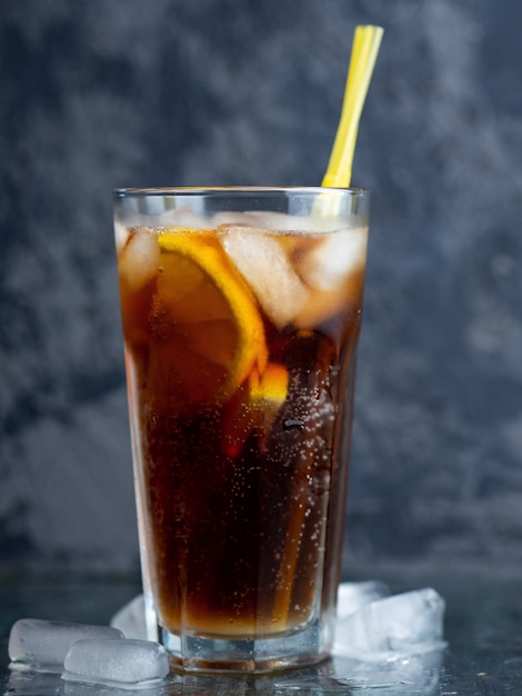 Klassischer Long Island Eistee, Cocktails mit starken Getränken. Wodka, Gin, Rum, Tequila und Zitronensaft mit Cola und Eis