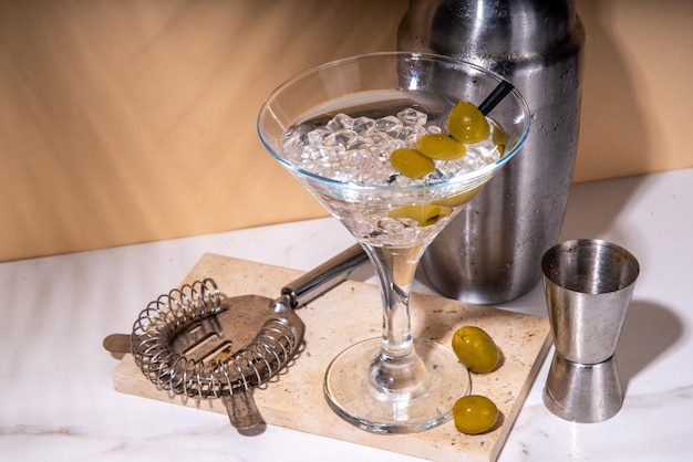 Klassischer Martini-Cocktail mit Oliven