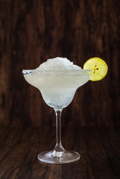 Klassischer mexikanischer Margarita-Cocktail. Cocktail isoliert auf dunklem Hintergrund. Margarita-Frappé