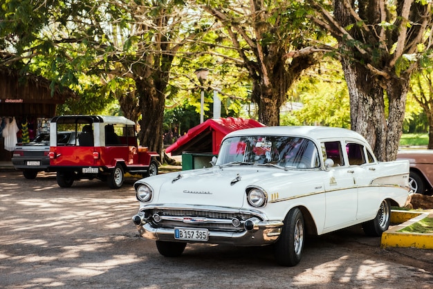 Klassischer Retro-Oldtimer in Alt-Havanna-Kuba