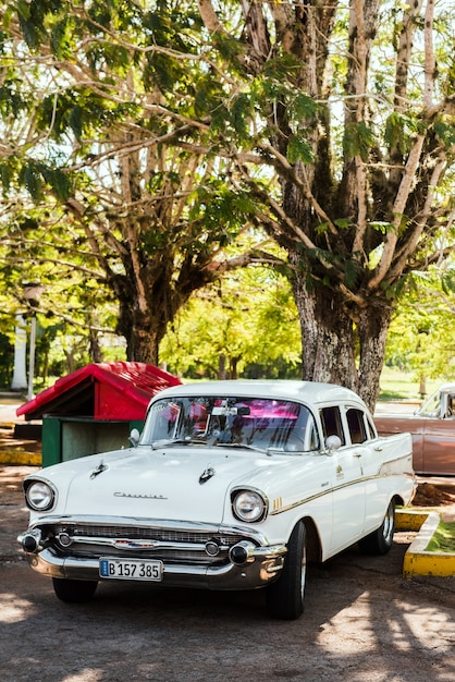 Foto klassischer retro-oldtimer in alt-havanna-kuba