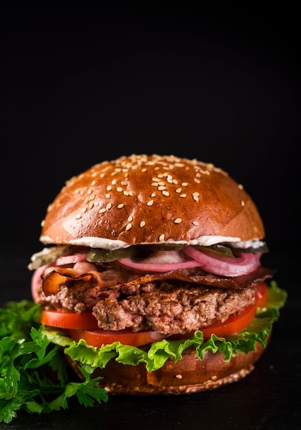 Foto klassischer rindfleischburger der nahaufnahme mit kopfsalat