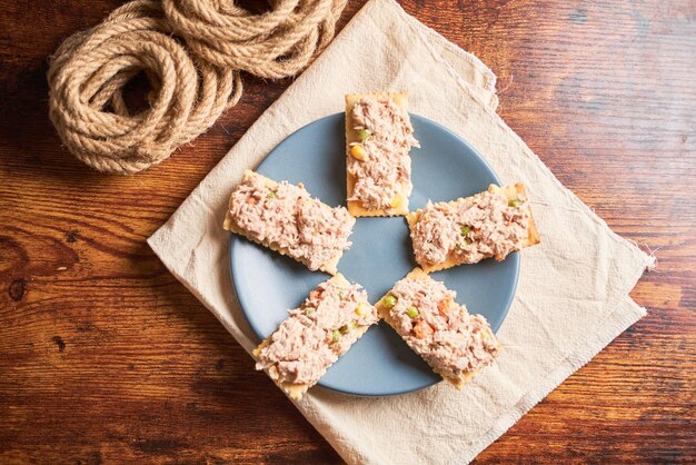 Foto klassischer thunfischsalat mit soda-crackern und mayonnaise