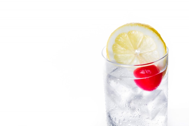 Klassischer Tom Collins Cocktail auf Weiß