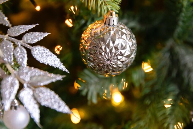 Klassischer, weihnachtlich geschmückter Neujahrsbaum-Weihnachtsbaum mit weißen und silbernen Dekorationsverzierungen