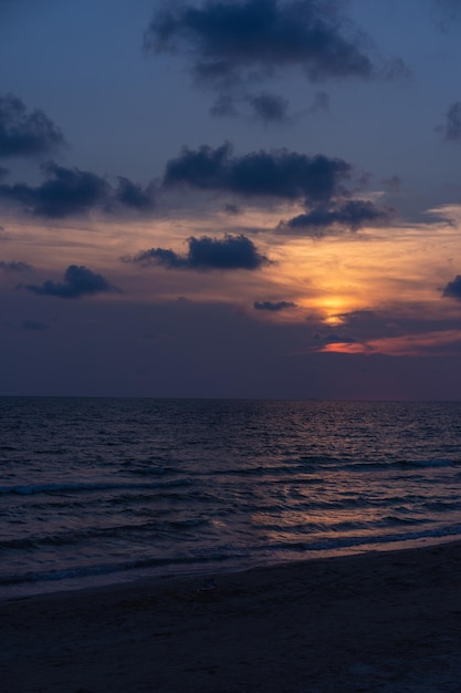 Klassischer, wunderschöner Twilight-Romantik- und erstaunlicher Sonnenuntergangsmoment am Strand von Chantaburi im Osten von Thailand