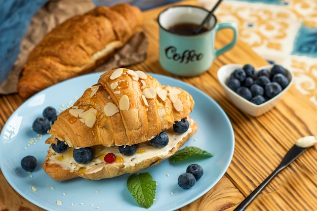 Klassisches amerikanisches Frühstück Frisches französisches Croissant mit frischen Beeren