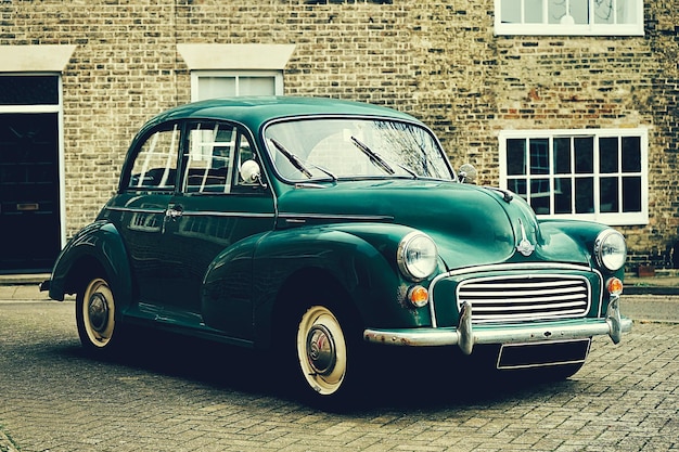 Klassisches Auto neben einem Gebäude Foto