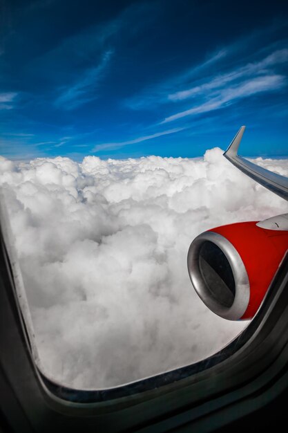 Klassisches Bild durch das Flugzeugfenster auf das Triebwerk