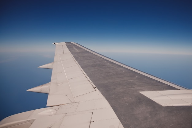 Klassisches Bild durch Flugzeugfenster auf Düsentriebwerk