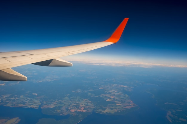 Klassisches Bild durch Flugzeugfenster auf Flügelflugansicht über Russland