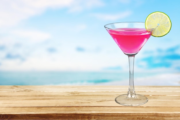 Klassisches Cosmopolitan-Getränk mit Limettendekor – Cocktailglas