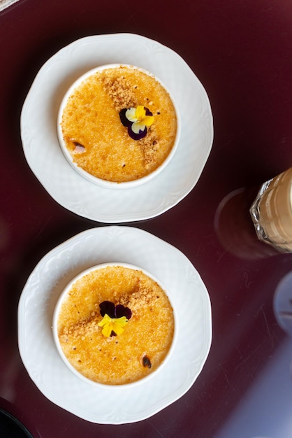 Klassisches Crème-Brlelée-Dessert in Café-Karamell-Vanillekruste