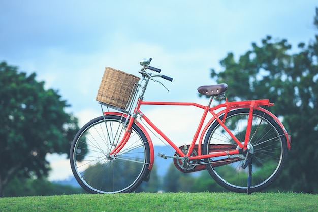 Klassisches Fahrrad roter Japan-Art am Park, Weinlesefiltereffekt