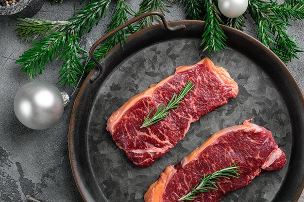 Klassisches frisches Steakset, auf grauem Steintischhintergrund, Draufsicht flach gelegt