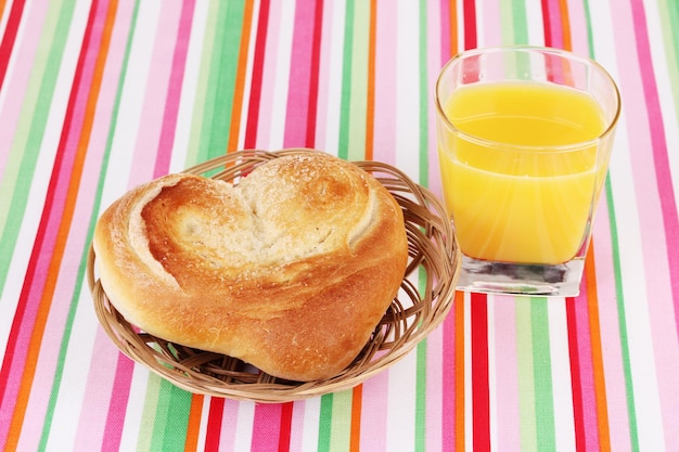 Klassisches Frühstück Orangensaft und Brötchen
