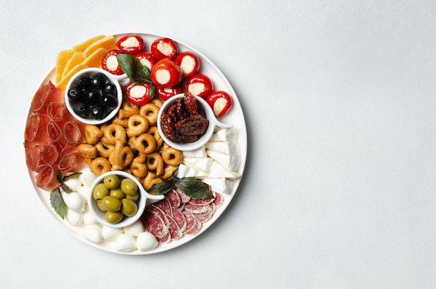 Klassisches italienisches Antipasti- oder Tapas-Wein-Snack-Set mit flacher Draufsicht