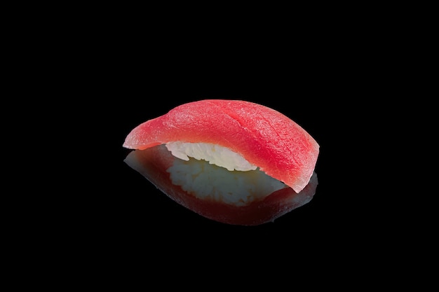 Foto klassisches japanisches sushi mit thunfisch