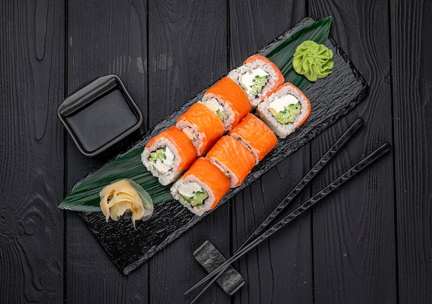 Klassisches Philadelphia-Sushi-Rollen-Set mit Lachs und Frischkäse