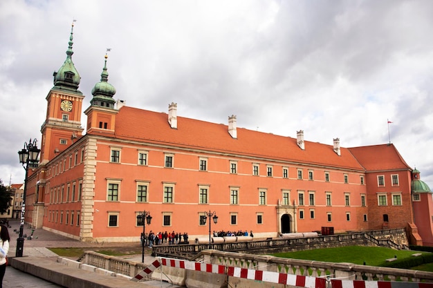 Klassisches Retro-Vintage-Antike-Gebäude Königsschloss für polnische und ausländische Reisende, die am 21. September 2019 in Warschau, Polen, auf dem historischen Schlossplatz oder am Plac Zamkowy in Warszawa unterwegs sind