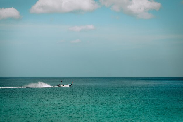 klassisches thailändisches Bootssegeln im Meer