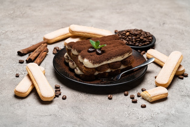 Klassisches Tiramisu-Dessert auf einer Keramikplatte