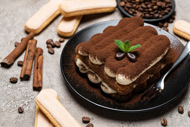 Klassisches Tiramisu-Dessert auf einer Keramikplatte