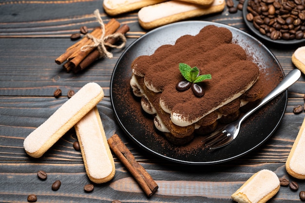 Klassisches Tiramisu-Dessert auf einer Keramikplatte