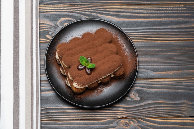 Klassisches Tiramisu-Dessert auf einer Keramikplatte