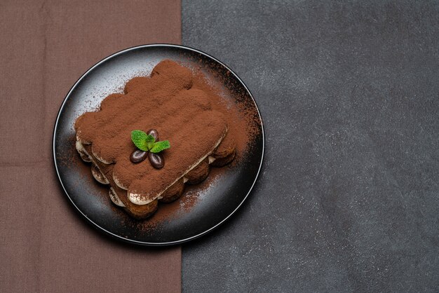 Klassisches Tiramisu-Dessert auf einer Keramikplatte