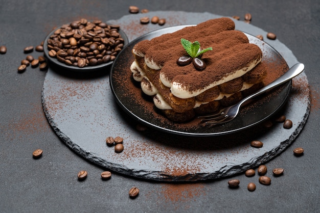 Klassisches Tiramisu-Dessert auf einer Keramikplatte