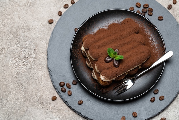 Klassisches Tiramisu-Dessert auf einer Keramikplatte