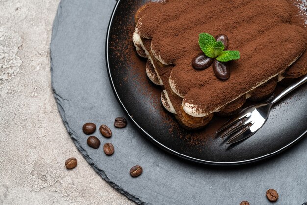 Klassisches Tiramisu-Dessert auf einer Keramikplatte