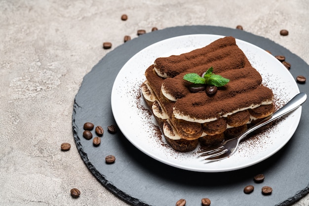 Klassisches Tiramisu-Dessert auf einer Keramikplatte