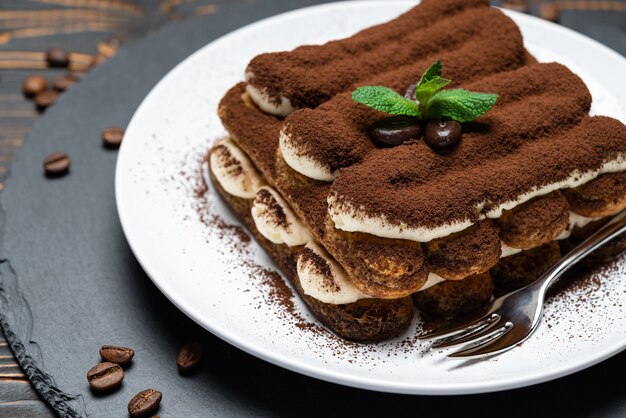 Klassisches Tiramisu-Dessert auf einer Keramikplatte