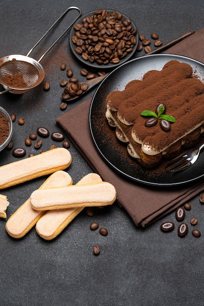 Klassisches Tiramisu-Dessert auf einer Keramikplatte