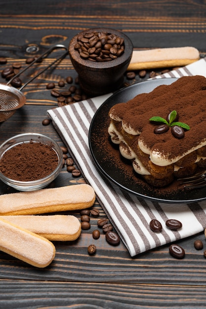 Klassisches Tiramisu-Dessert auf einer Keramikplatte