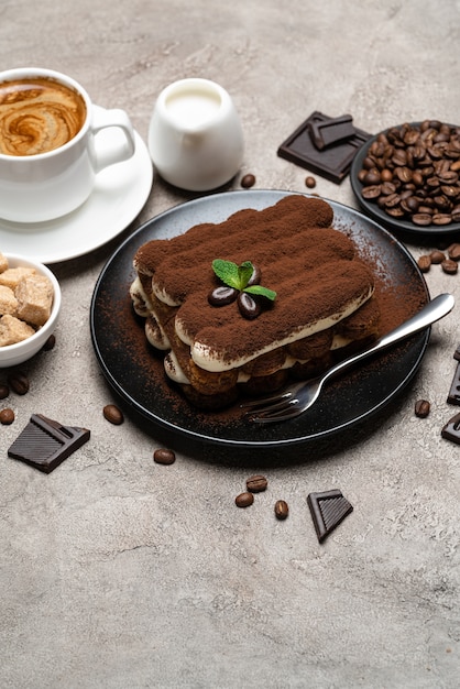 Klassisches Tiramisu-Dessert auf einer Keramikplatte