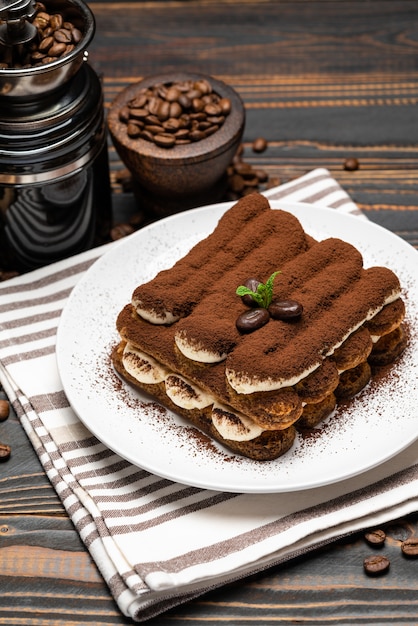 Klassisches Tiramisu-Dessert auf einer Keramikplatte