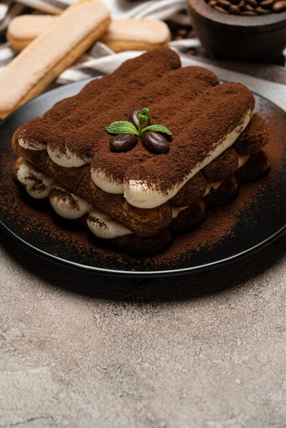 Klassisches Tiramisu-Dessert auf einer Keramikplatte