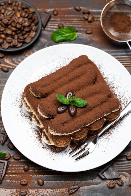 Klassisches Tiramisu-Dessert auf einer Keramikplatte