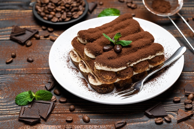 Klassisches Tiramisu-Dessert auf einer Keramikplatte